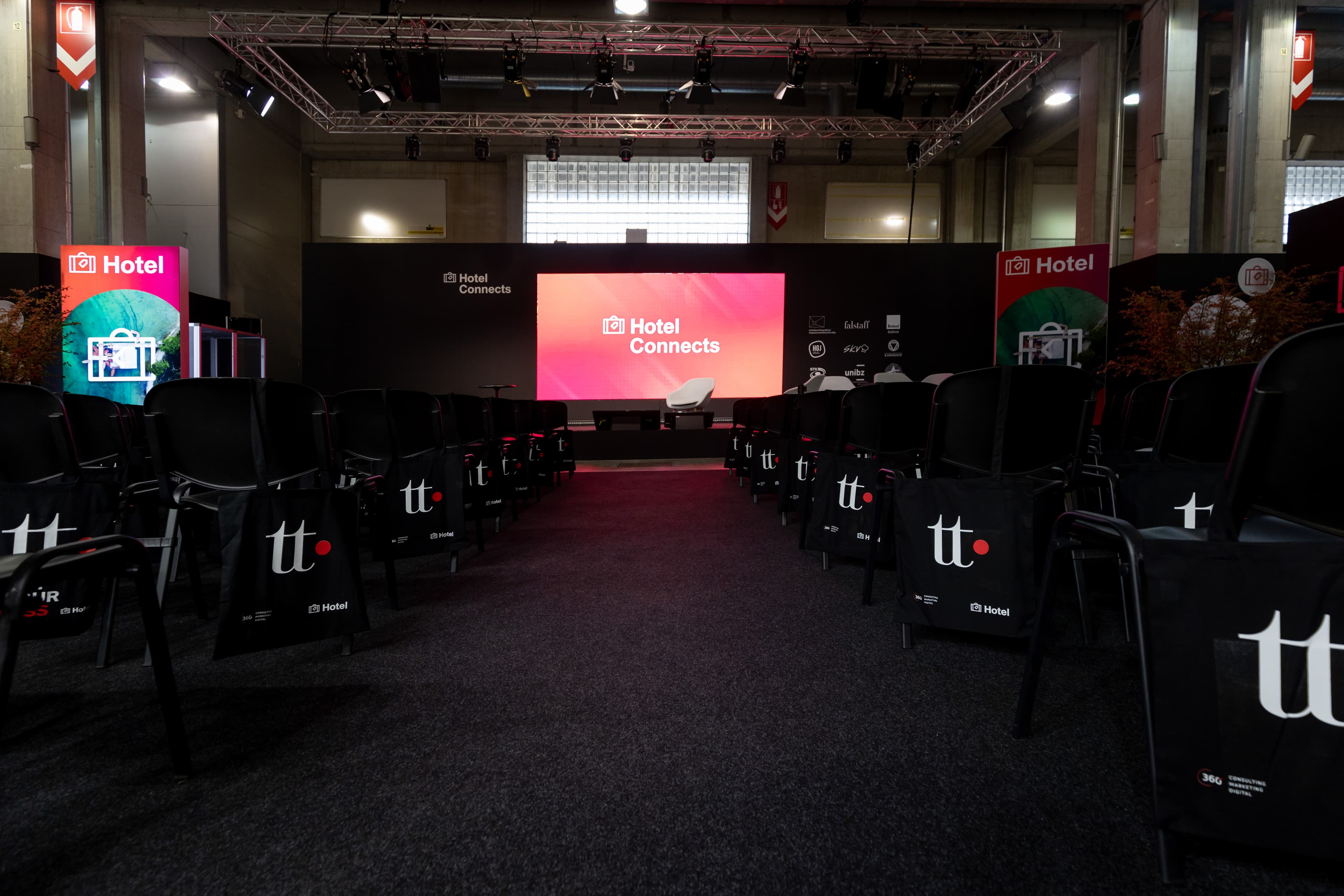 Cover Image for Tutti in fiera! Hotel 2025